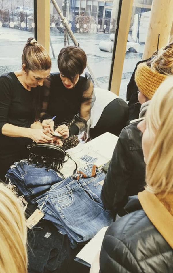 La boutique Intemporelle en pleine activité. Présentation d'une nouvelle collection