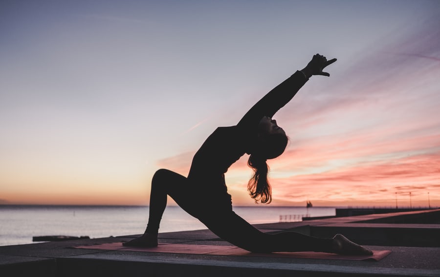 Femme en pleine séance de Yoga