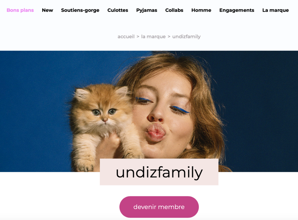 Photo du site Undiz Family, montrant une fille tenant un chat dans ces mains 
